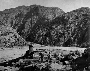 武装した男たちが前景に立つ砦、1878〜79年